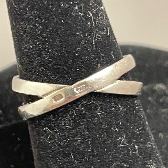 Elegant Silver Cubic Zirconia Crossover Ring Size 9 - Picture 4 of 5